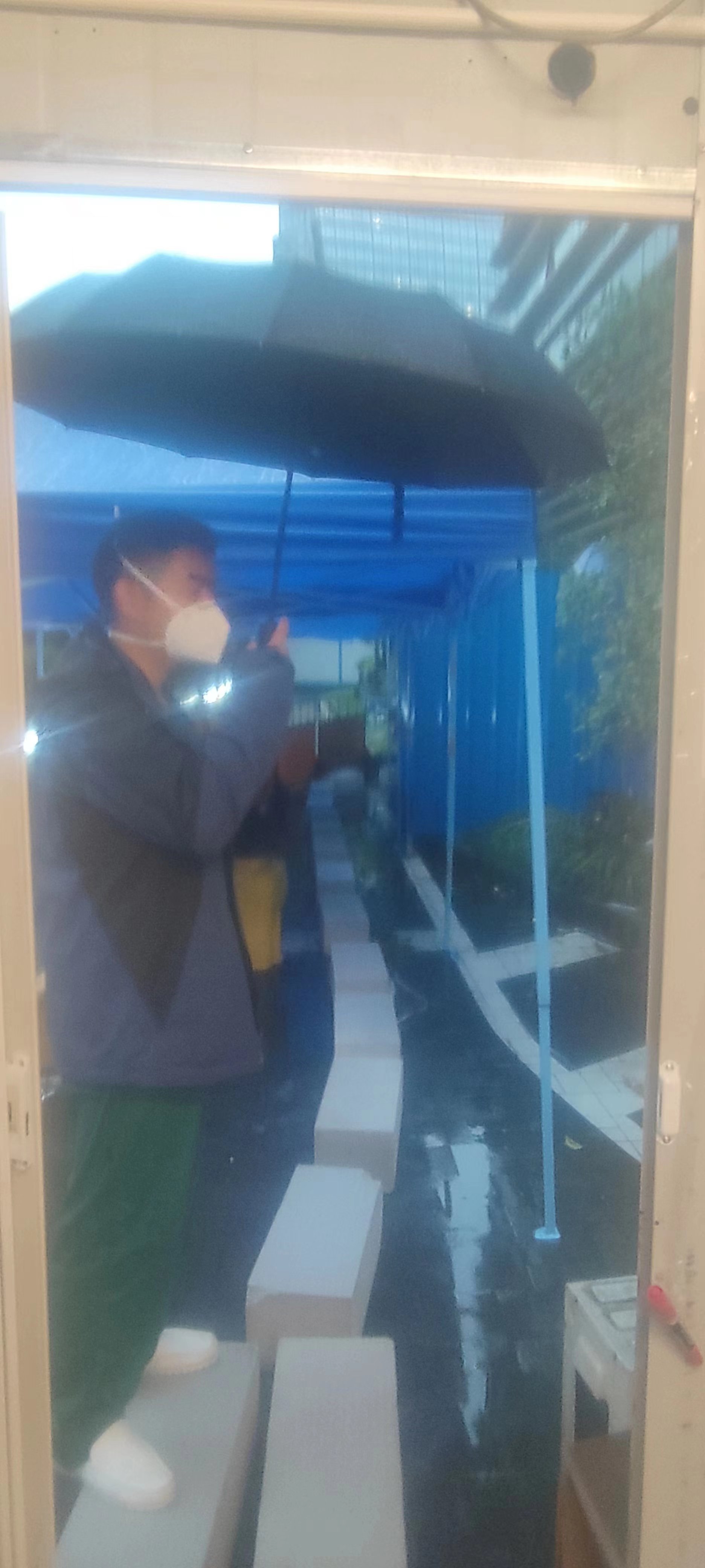 下雨天撑伞 下雨天撑伞