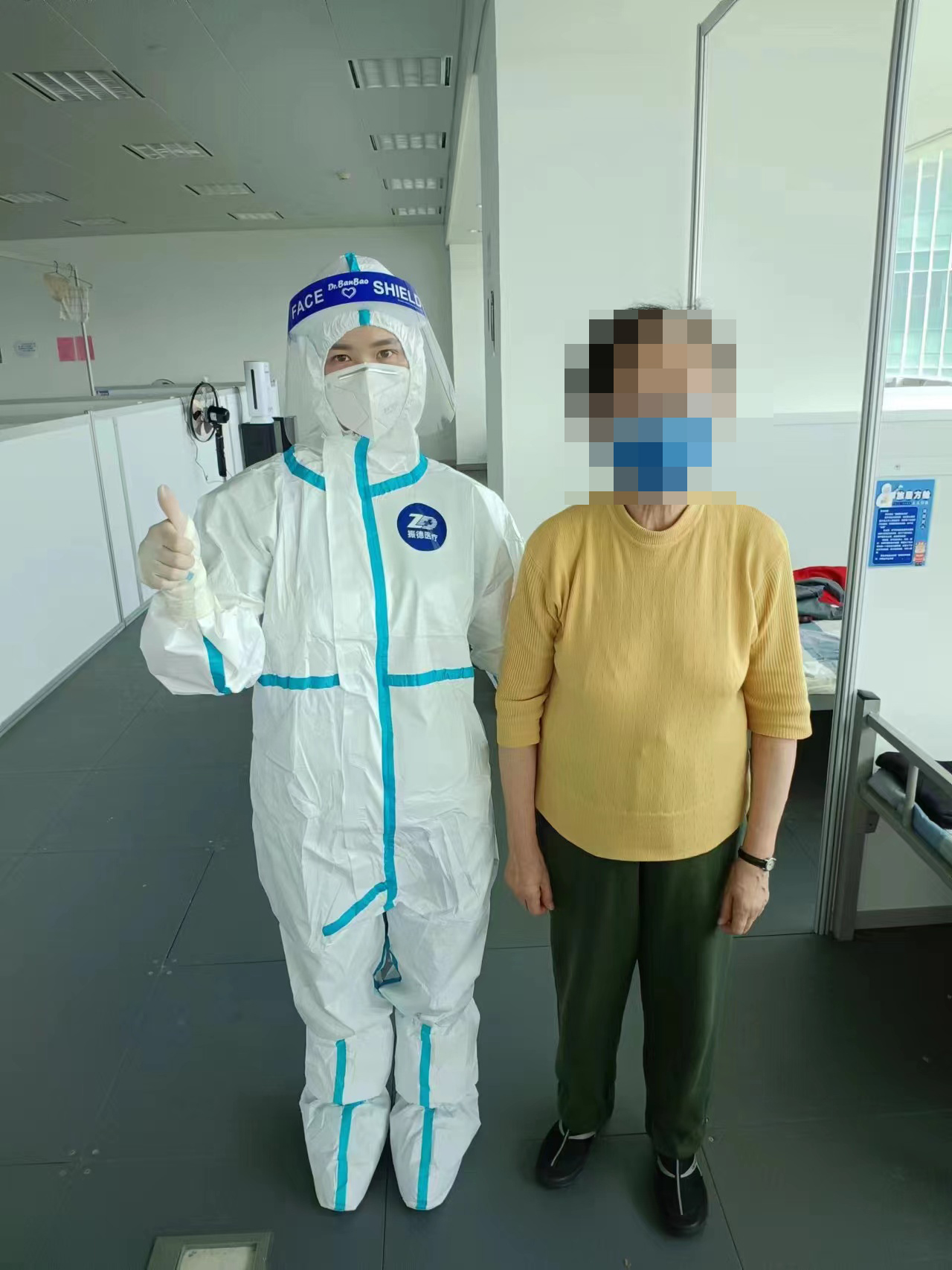 2韦功艳与患者郭奶奶合影 2韦功艳与患者郭奶奶合影