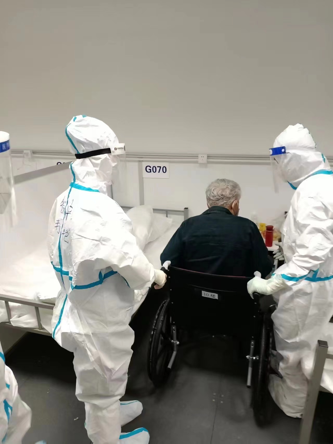 3韦功艳与队友们将患者顺利转运到20楼与老伴同住 3韦功艳与队友们将患者顺利转运到20楼与老伴同住