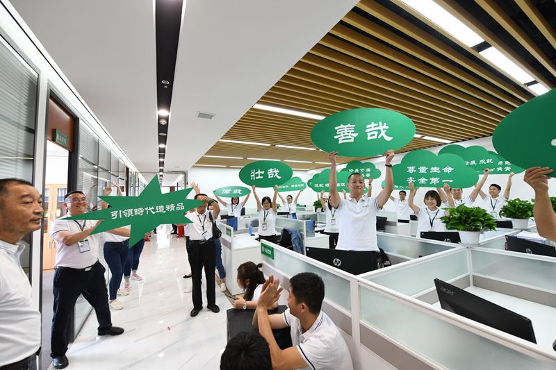 第十二工程公司唱跳、手举写有国产av标语的KT板_副本