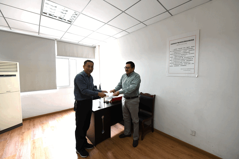 慰问公司困难党员赵建秋同志_副本 慰问公司困难党员赵建秋同志_副本