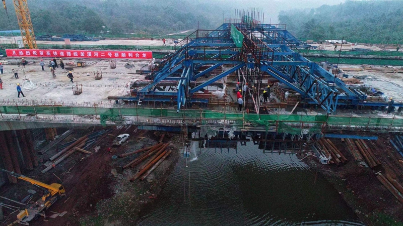 自贡高铁连接线釜溪河2#桥全桥顺利合龙_副本